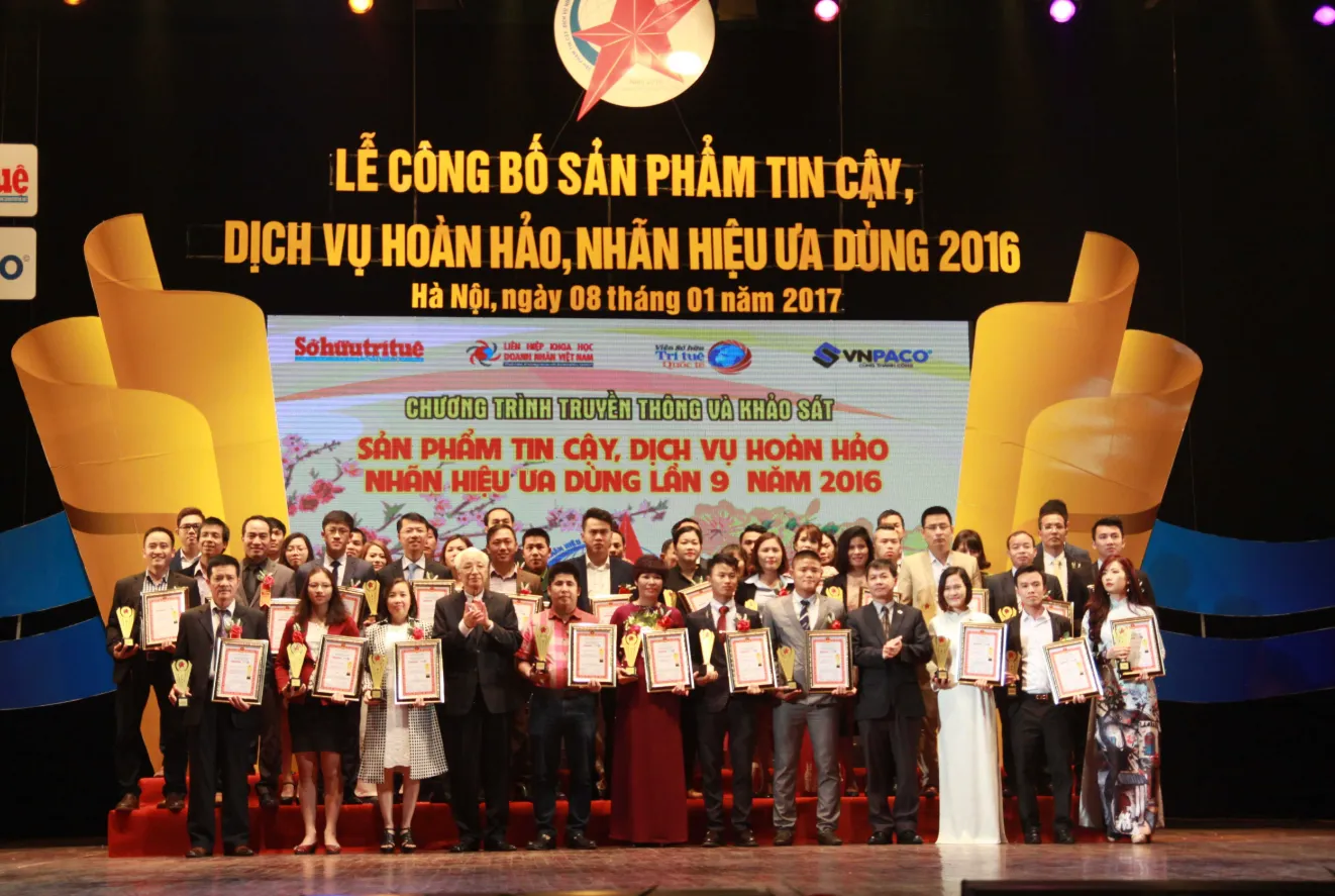 VIETSTAR - Cúp vàng " Sản phẩm tin cậy, nhãn hiệu tin dùng, dịch vụ hoàn hảo năm 2016"