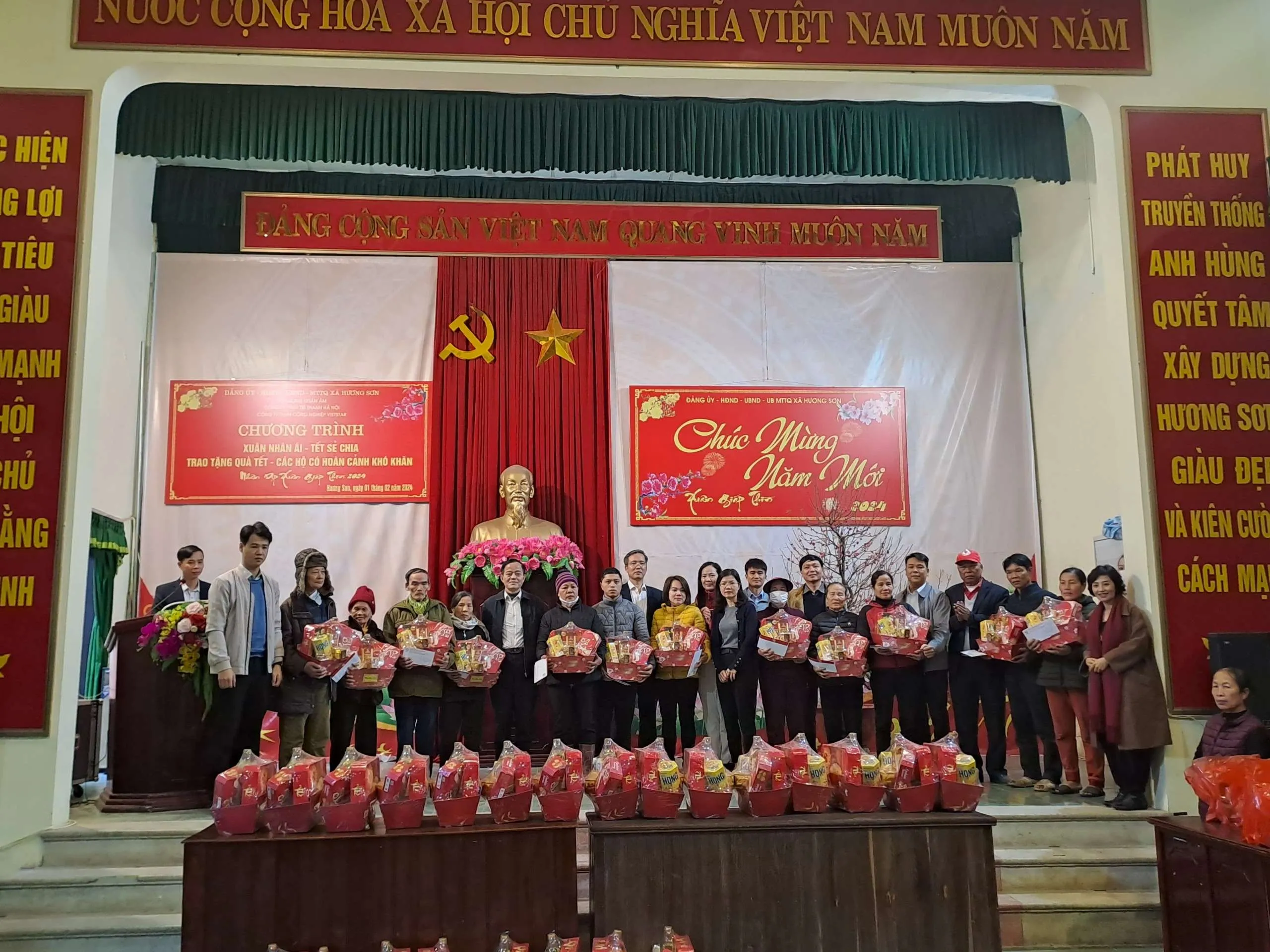 Chung tay chăm lo tết cho người nghèo khó trên địa bàn xã Hương Sơn