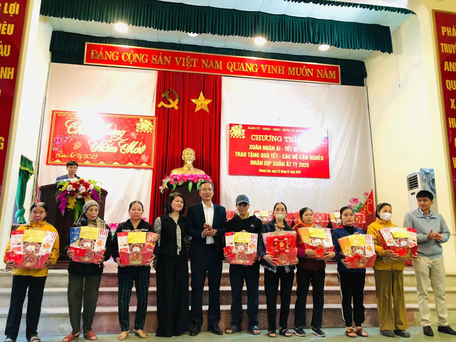 Tặng quà Tết cho 95 hộ có hoàn cảnh đặc biệt khó khăn xã Hương Sơn